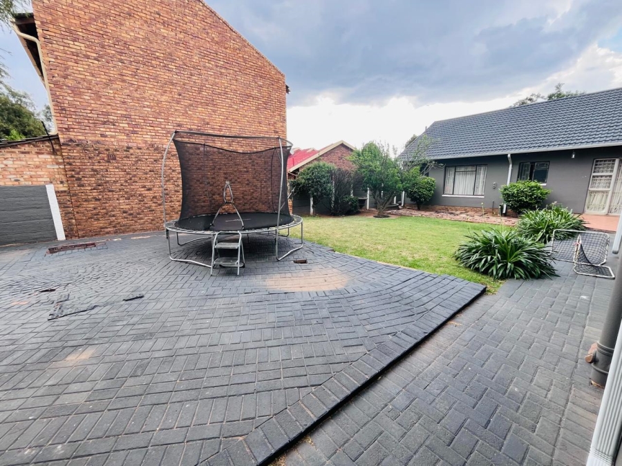 4 Bedroom Property for Sale in Klippoortje Gauteng