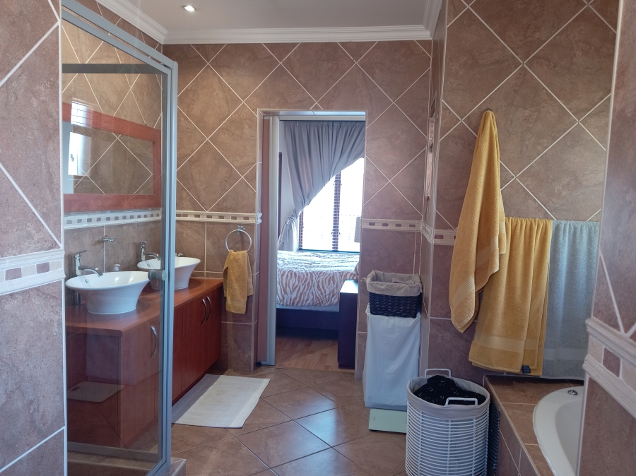 4 Bedroom Property for Sale in Sonneveld Gauteng