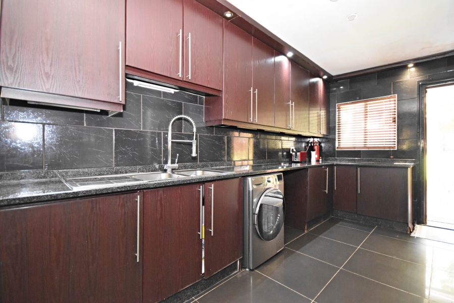 4 Bedroom Property for Sale in Bromhof Gauteng