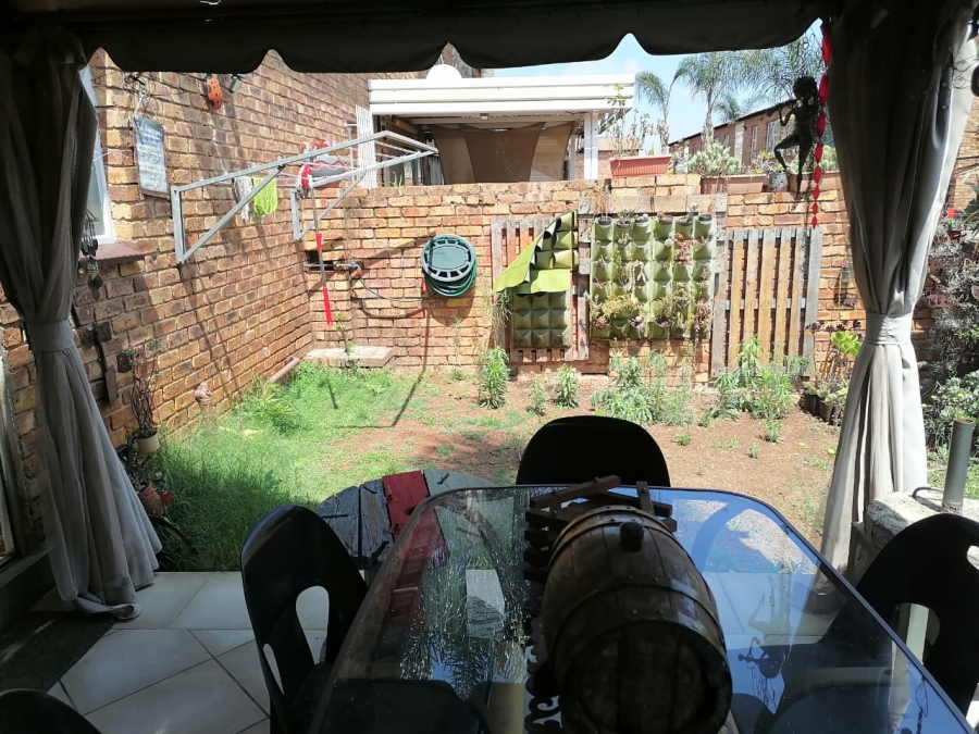 2 Bedroom Property for Sale in Glen Marais Gauteng