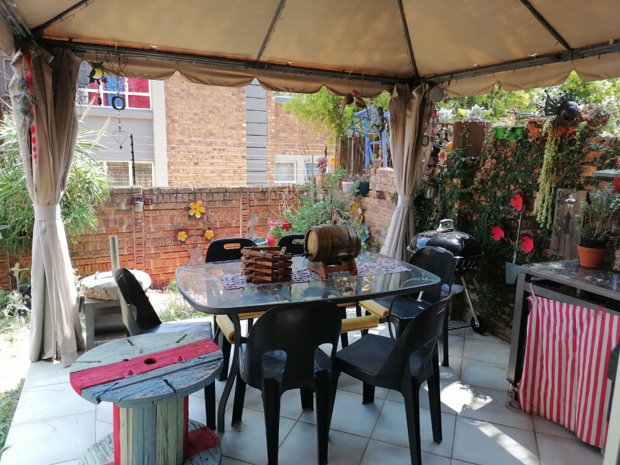 2 Bedroom Property for Sale in Glen Marais Gauteng