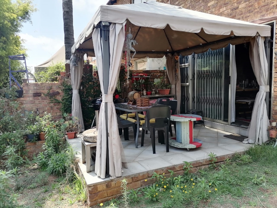 2 Bedroom Property for Sale in Glen Marais Gauteng