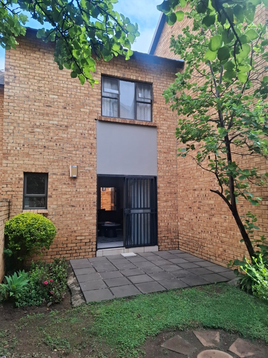 2 Bedroom Property for Sale in Rooihuiskraal North Gauteng