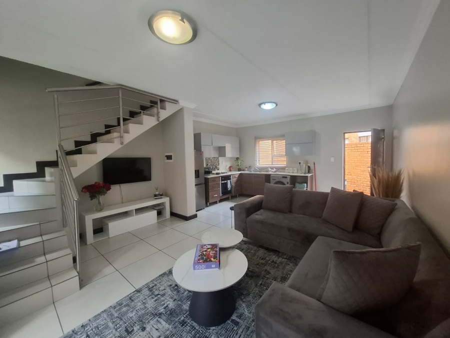 2 Bedroom Property for Sale in Rooihuiskraal North Gauteng