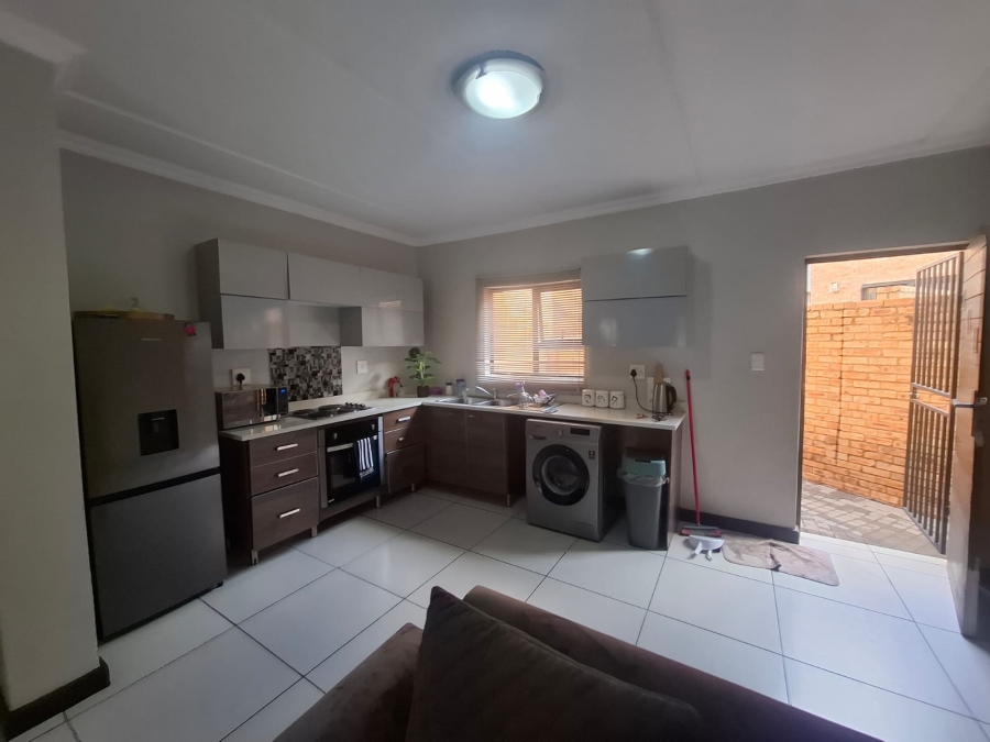 2 Bedroom Property for Sale in Rooihuiskraal North Gauteng