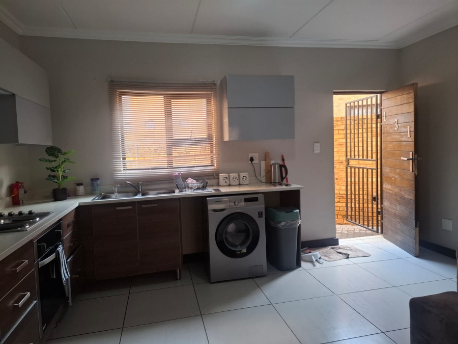 2 Bedroom Property for Sale in Rooihuiskraal North Gauteng