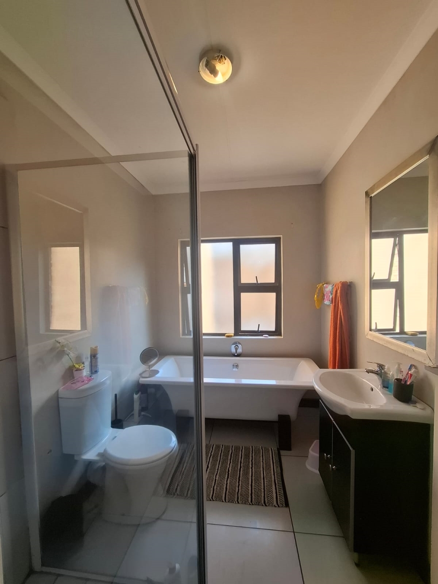 2 Bedroom Property for Sale in Rooihuiskraal North Gauteng