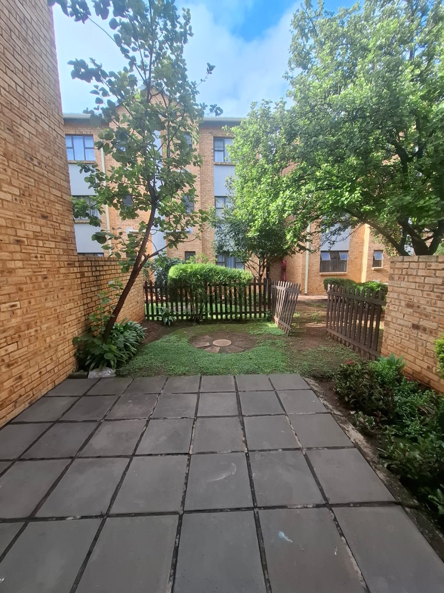 2 Bedroom Property for Sale in Rooihuiskraal North Gauteng