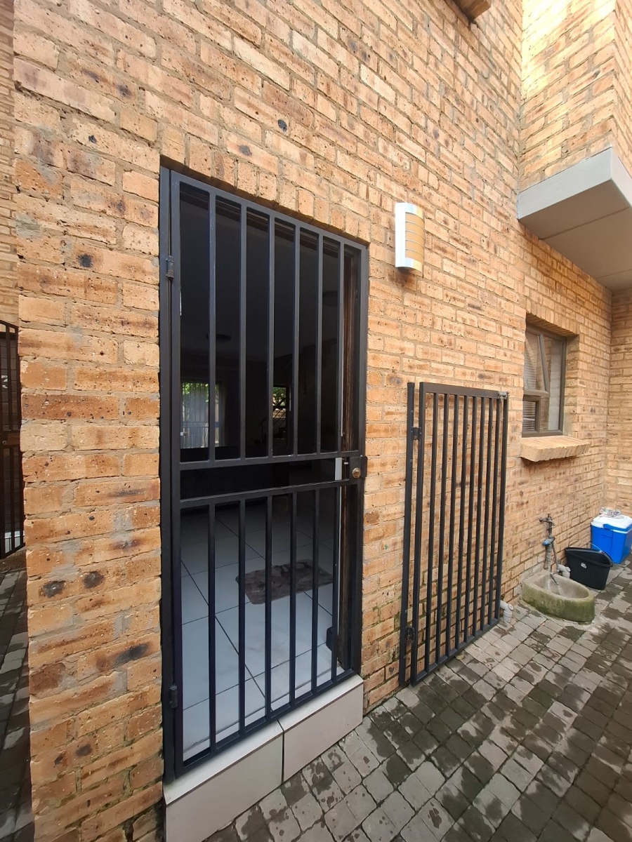 2 Bedroom Property for Sale in Rooihuiskraal North Gauteng