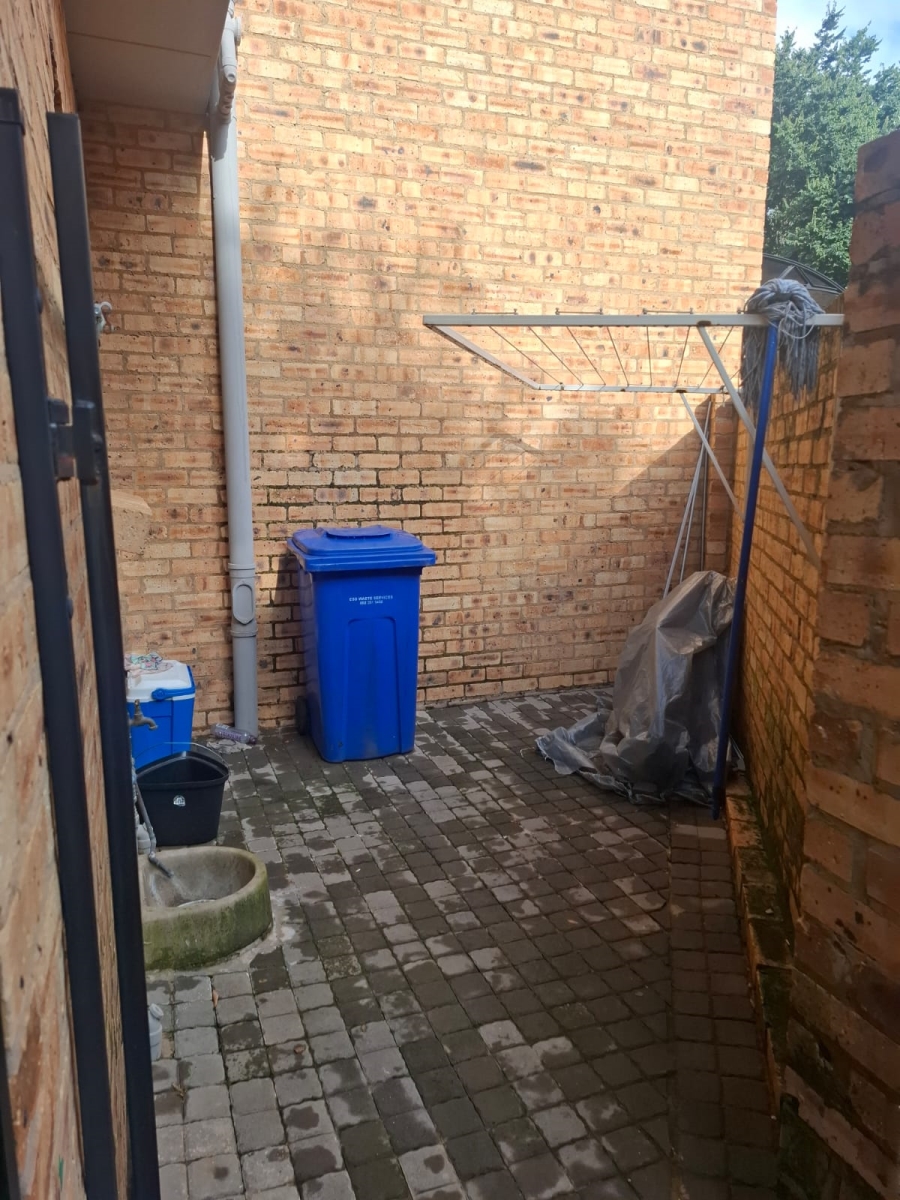 2 Bedroom Property for Sale in Rooihuiskraal North Gauteng