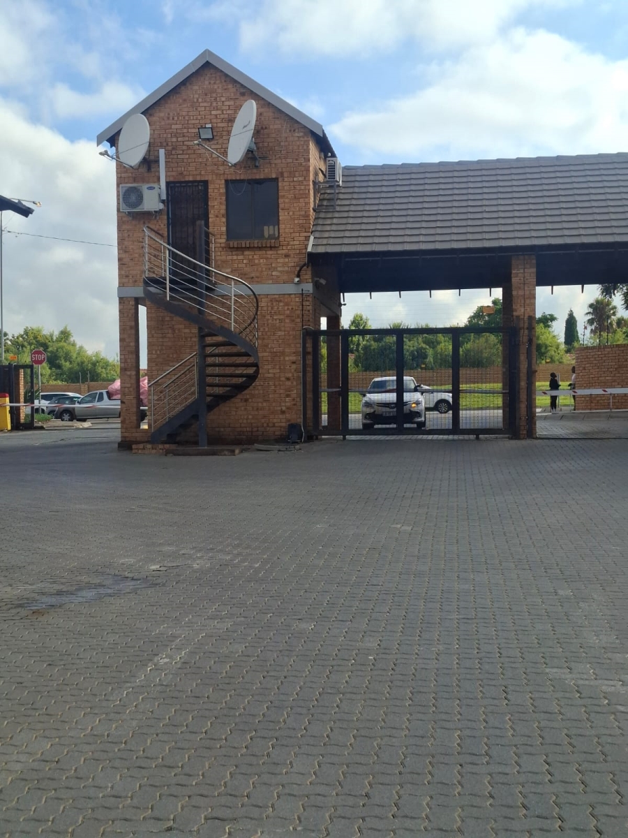 2 Bedroom Property for Sale in Rooihuiskraal North Gauteng