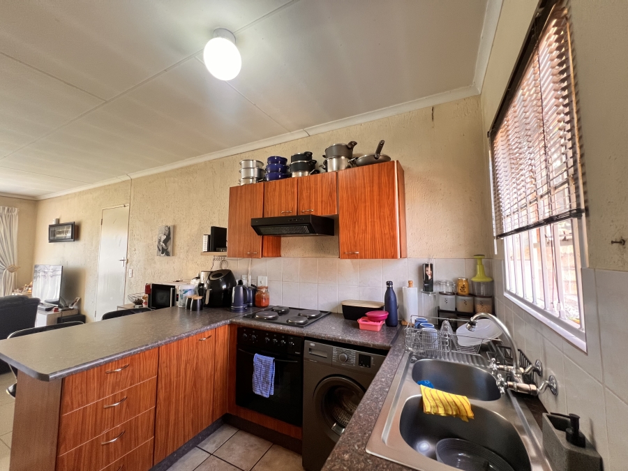 To Let 2 Bedroom Property for Rent in Kyalami Hills Gauteng