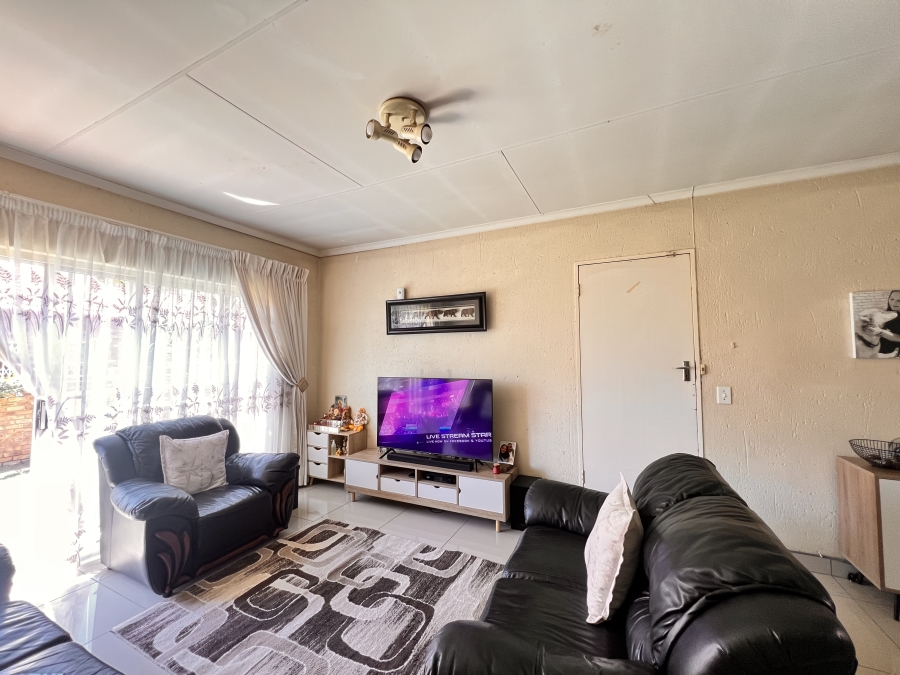 To Let 2 Bedroom Property for Rent in Kyalami Hills Gauteng