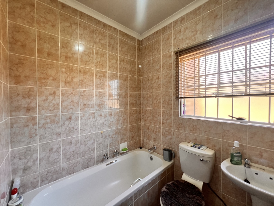 To Let 2 Bedroom Property for Rent in Kyalami Hills Gauteng
