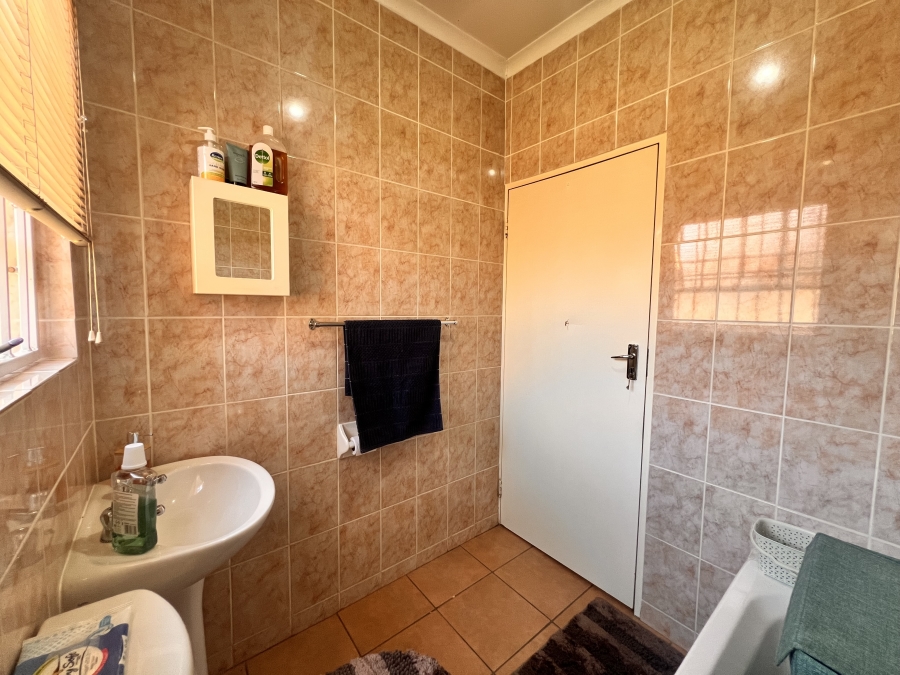 To Let 2 Bedroom Property for Rent in Kyalami Hills Gauteng