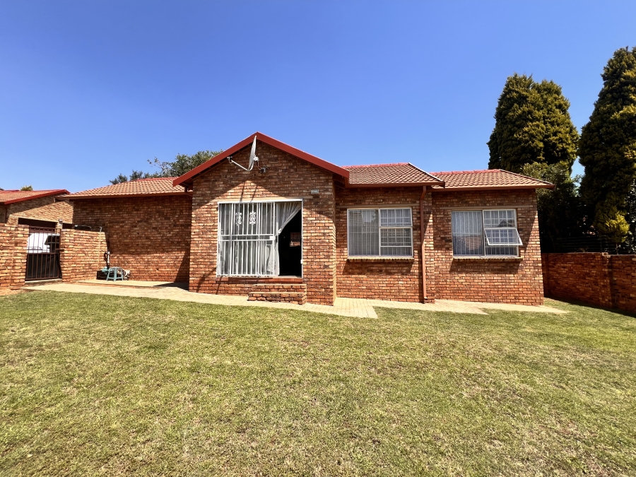 To Let 2 Bedroom Property for Rent in Kyalami Hills Gauteng