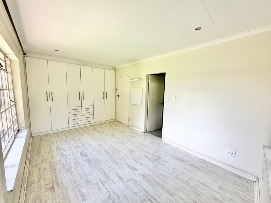 5 Bedroom Property for Sale in Glen Austin Gauteng