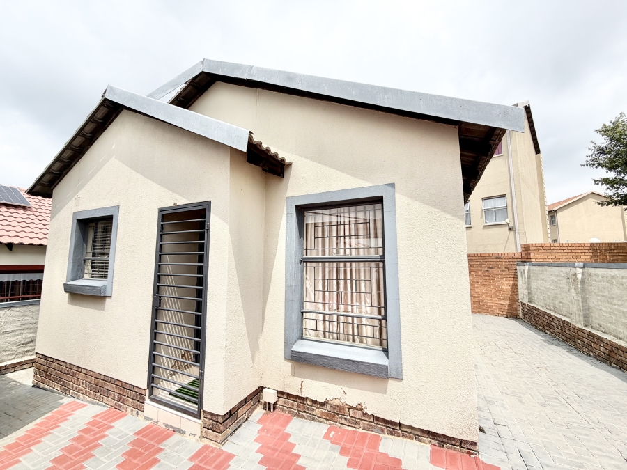 2 Bedroom Property for Sale in Kosmosdal Gauteng