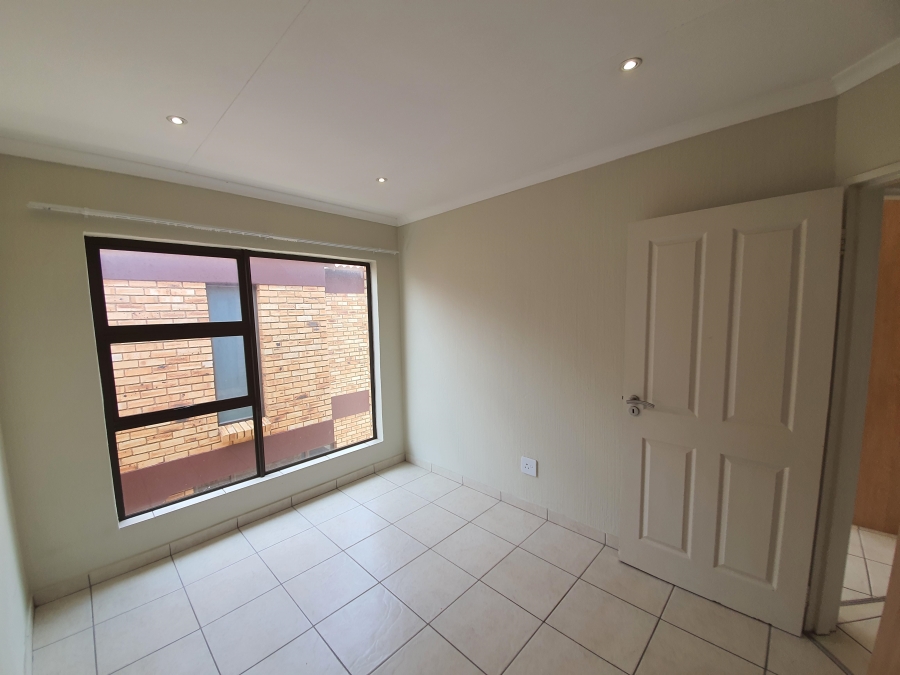 To Let 3 Bedroom Property for Rent in Glen Marais Gauteng