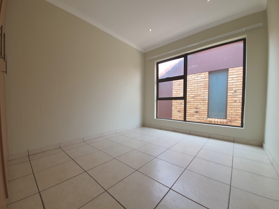 To Let 3 Bedroom Property for Rent in Glen Marais Gauteng