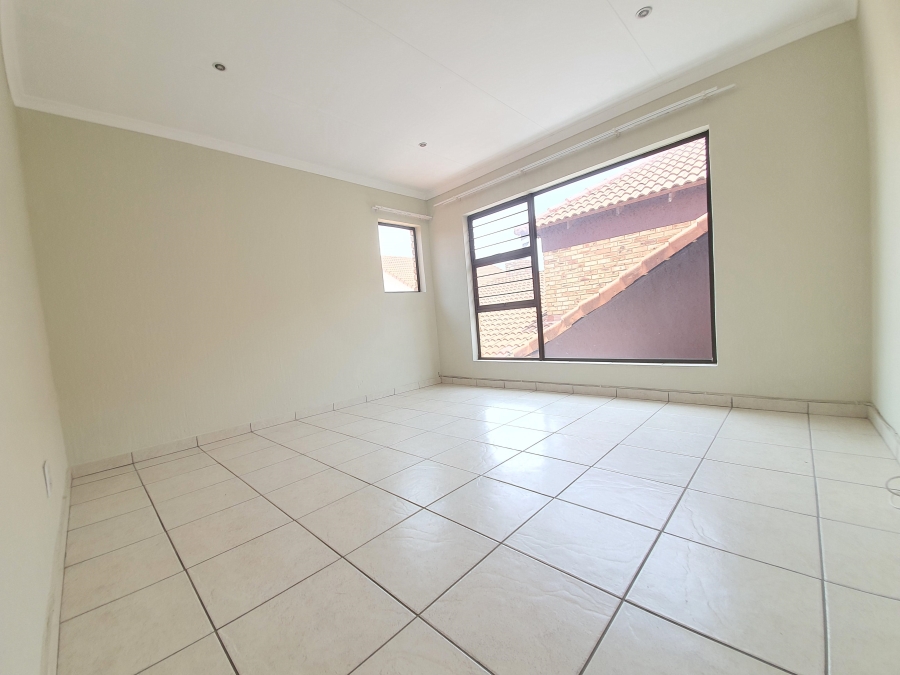 To Let 3 Bedroom Property for Rent in Glen Marais Gauteng