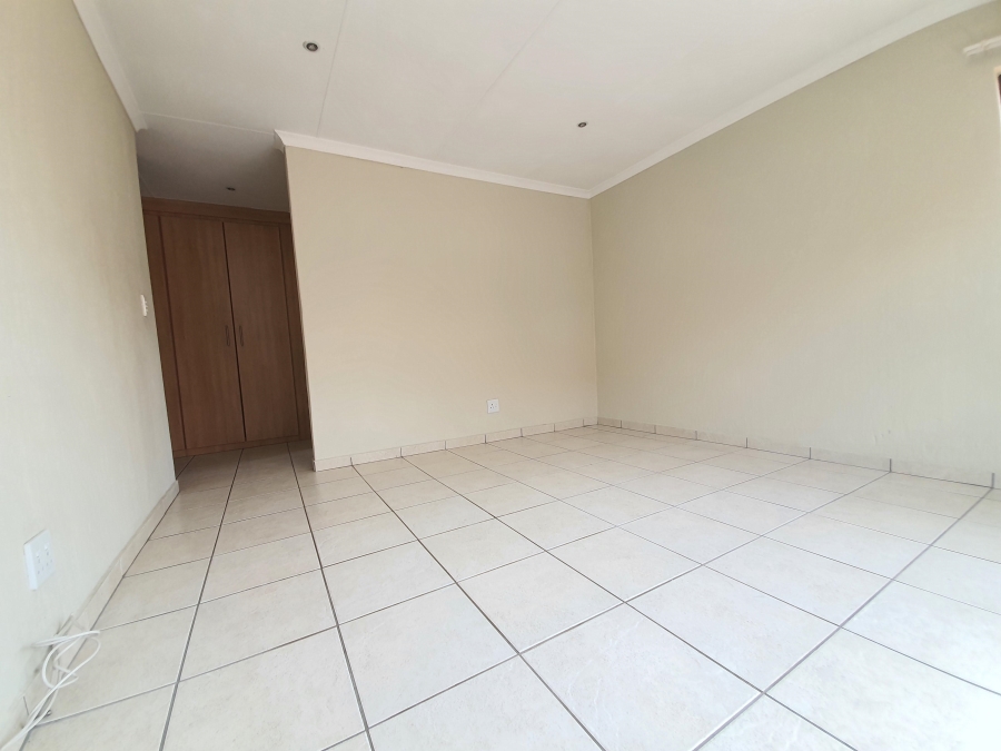 To Let 3 Bedroom Property for Rent in Glen Marais Gauteng
