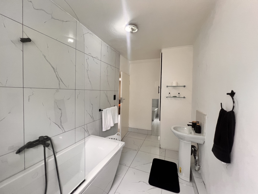 To Let 1 Bedroom Property for Rent in Vorna Valley Gauteng