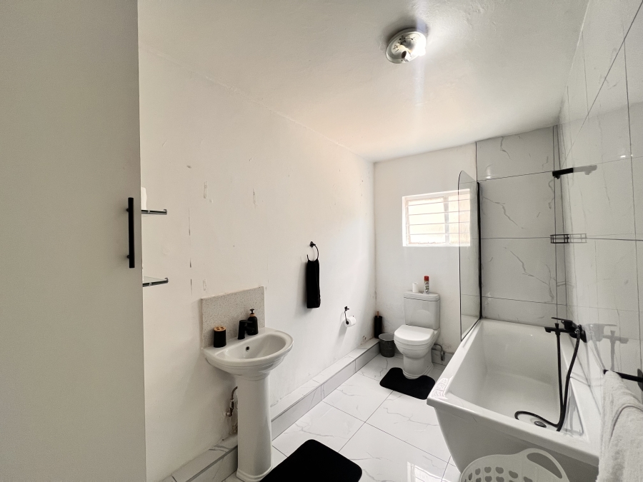 To Let 1 Bedroom Property for Rent in Vorna Valley Gauteng