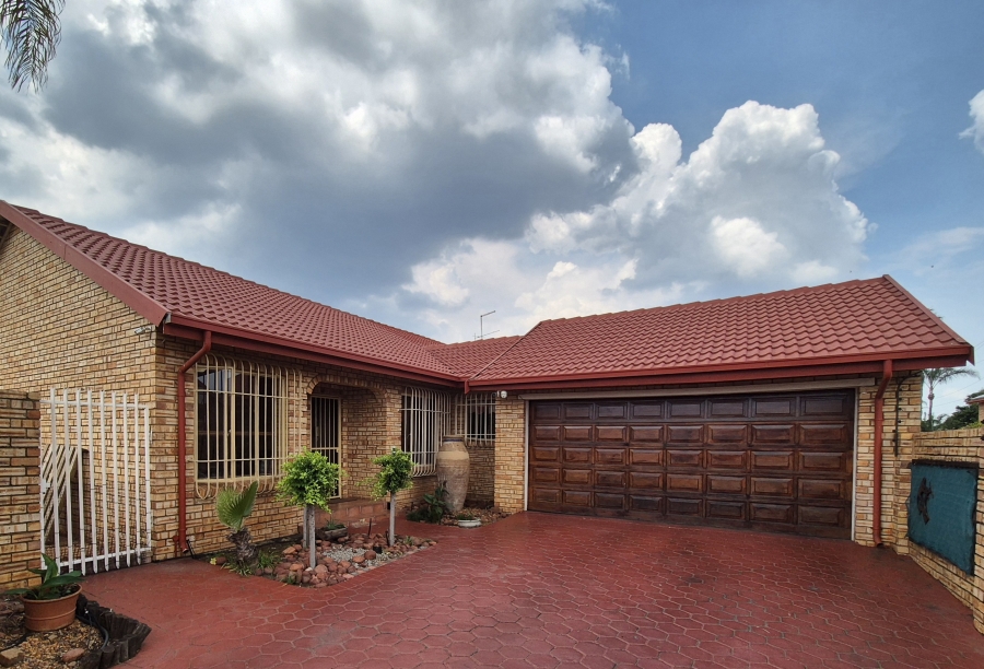 3 Bedroom Property for Sale in Eldoraigne Gauteng