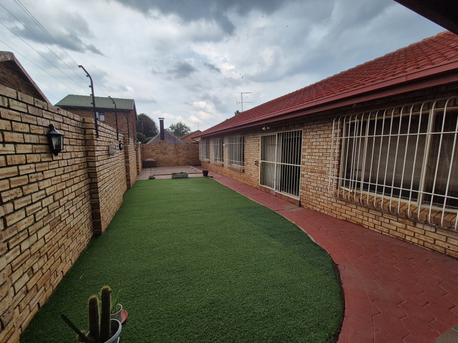 3 Bedroom Property for Sale in Eldoraigne Gauteng