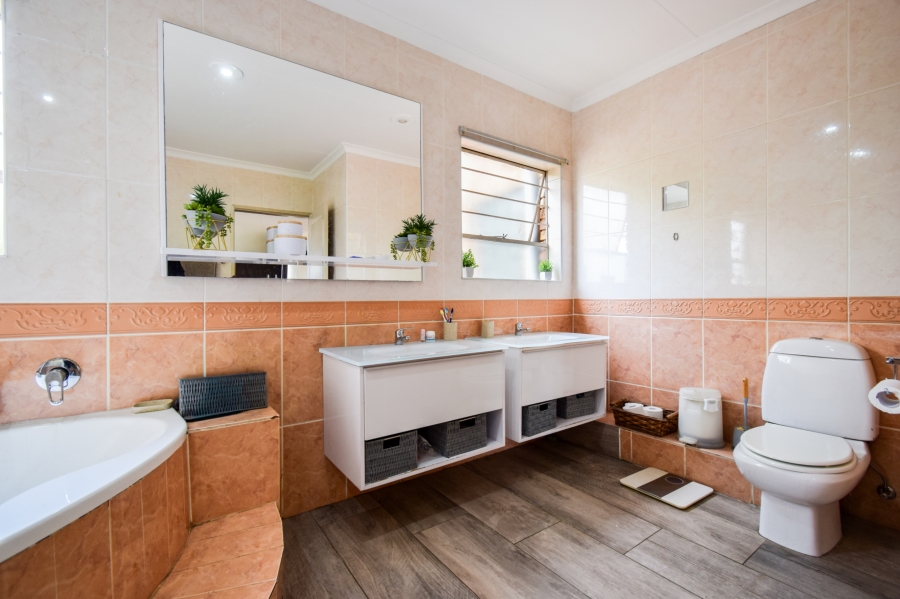 4 Bedroom Property for Sale in Moreleta Park Gauteng