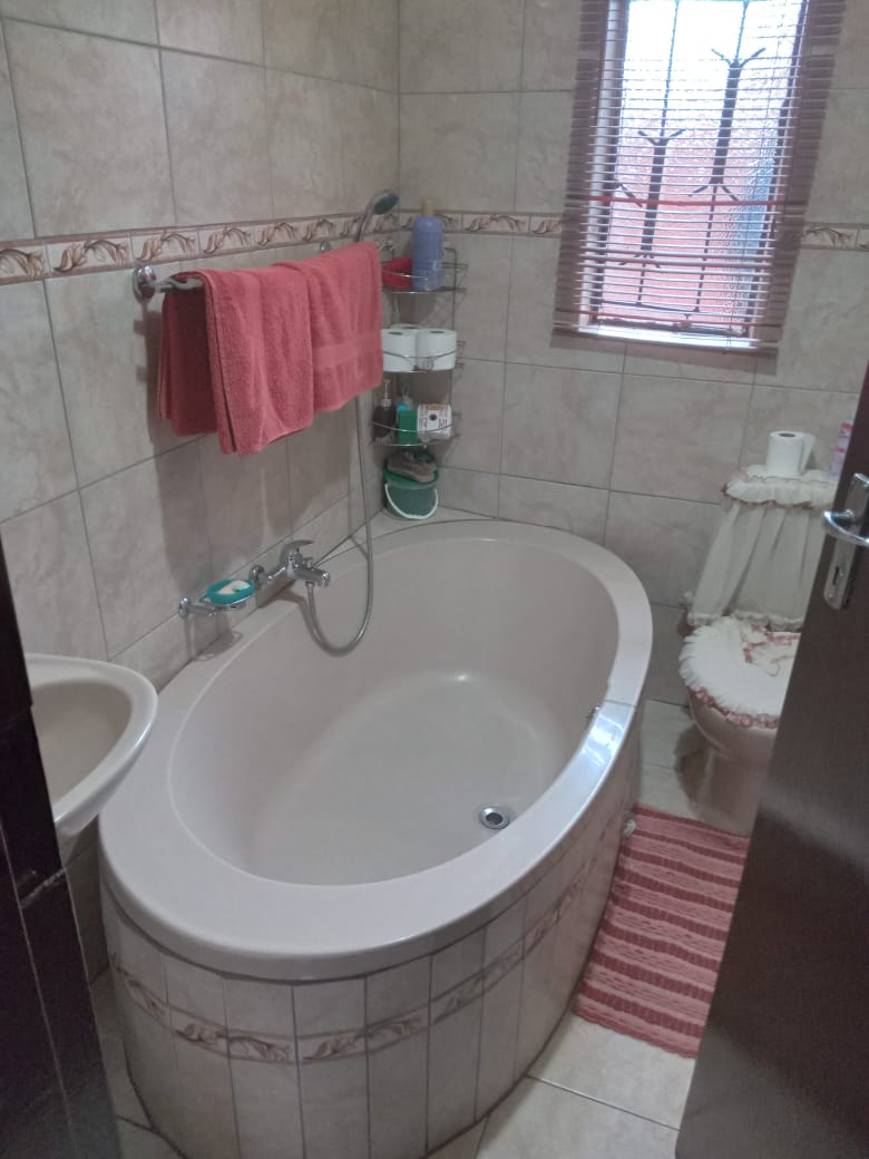 To Let 4 Bedroom Property for Rent in Hospital View Gauteng