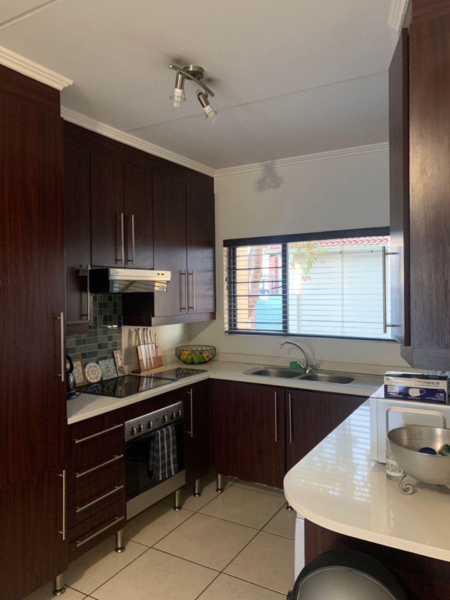 To Let 2 Bedroom Property for Rent in Greenstone Hill Gauteng