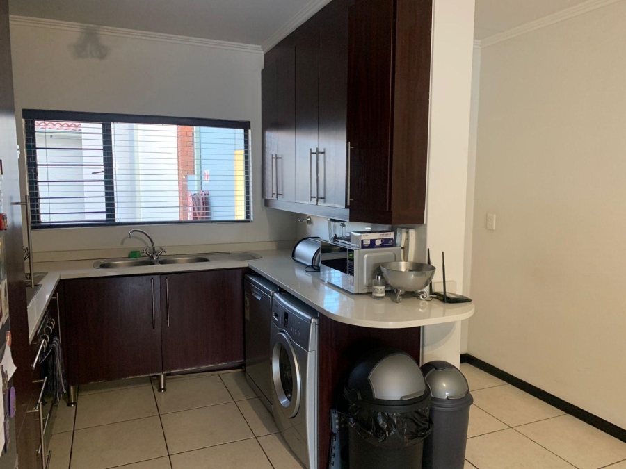 To Let 2 Bedroom Property for Rent in Greenstone Hill Gauteng