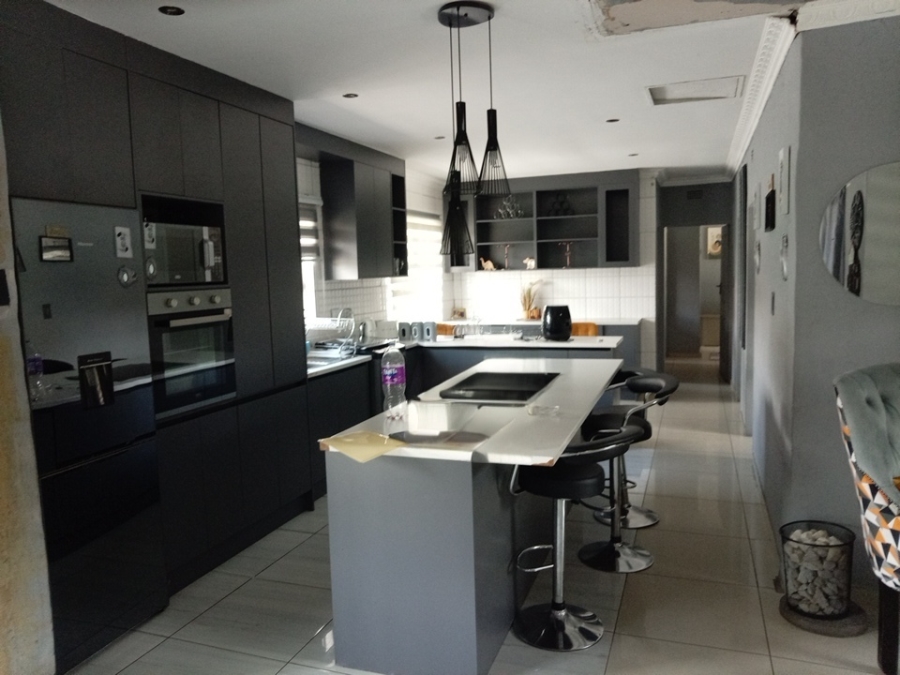 4 Bedroom Property for Sale in Crystal Park Gauteng