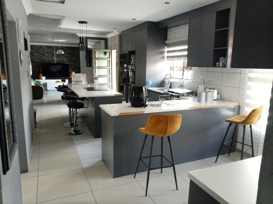 4 Bedroom Property for Sale in Crystal Park Gauteng