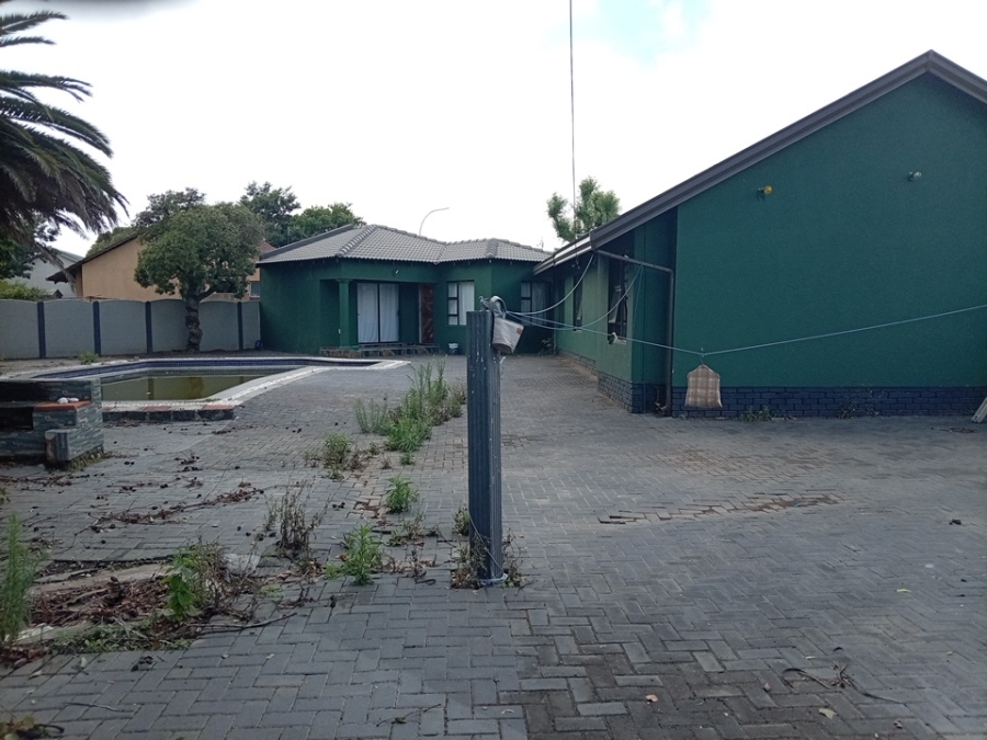 4 Bedroom Property for Sale in Crystal Park Gauteng