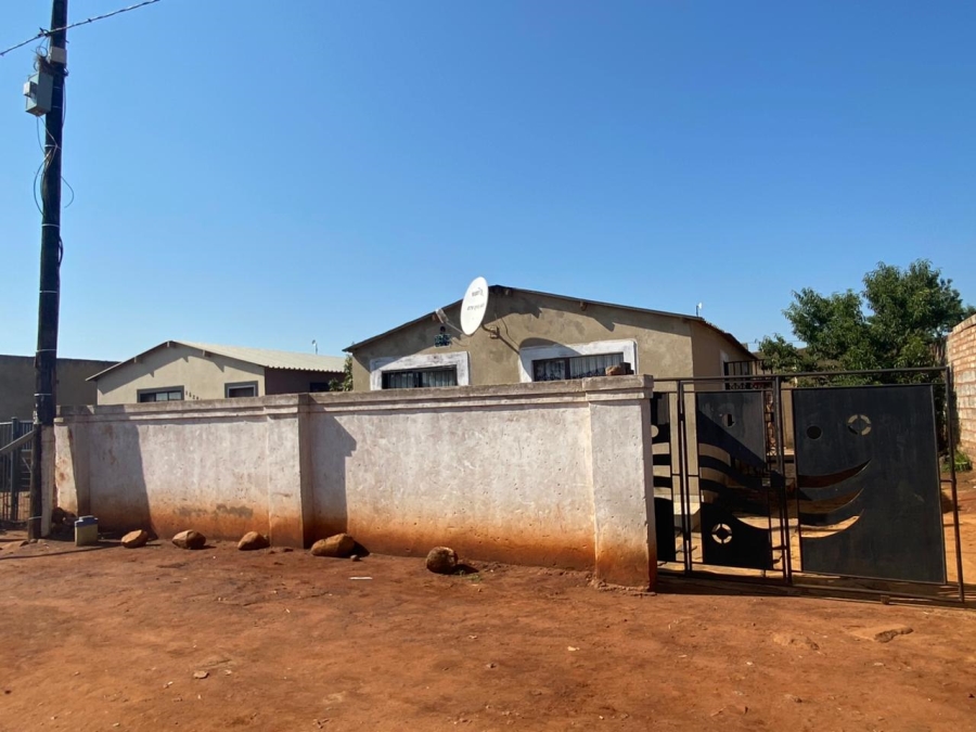 5 Bedroom Property for Sale in Zonkezizwe Gauteng