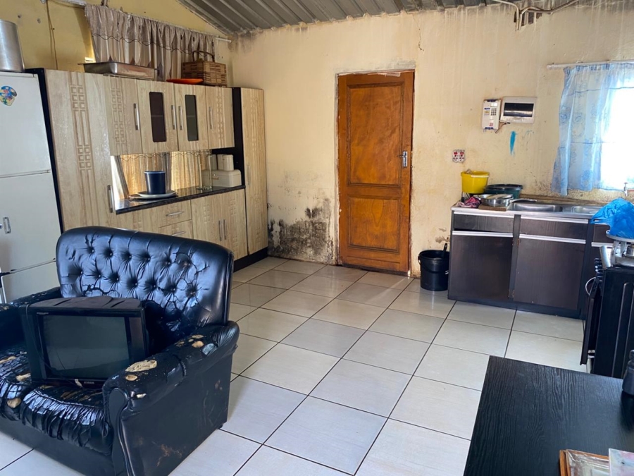 5 Bedroom Property for Sale in Zonkezizwe Gauteng
