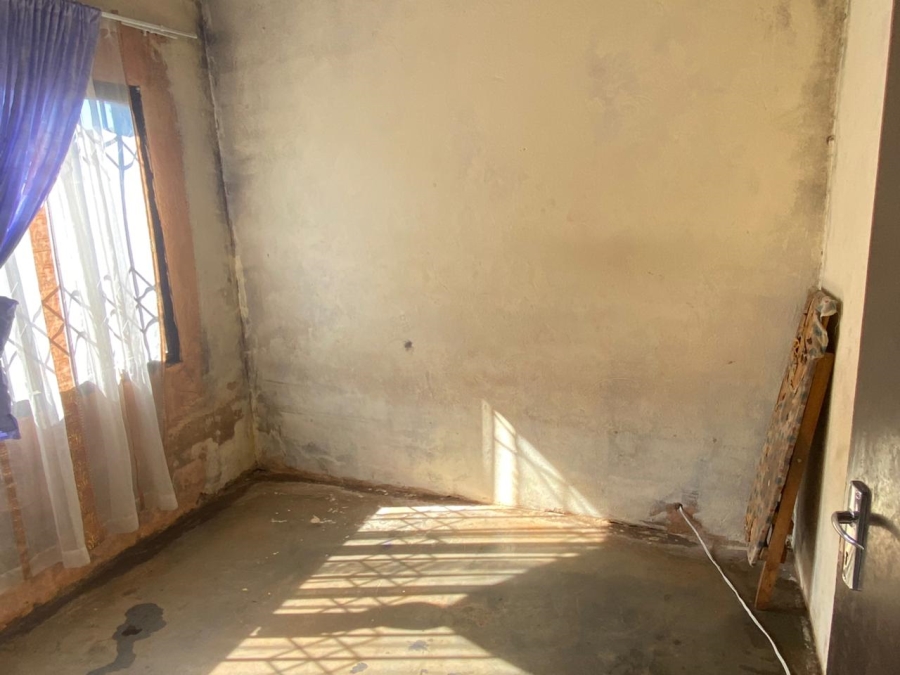 5 Bedroom Property for Sale in Zonkezizwe Gauteng