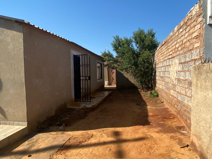5 Bedroom Property for Sale in Zonkezizwe Gauteng