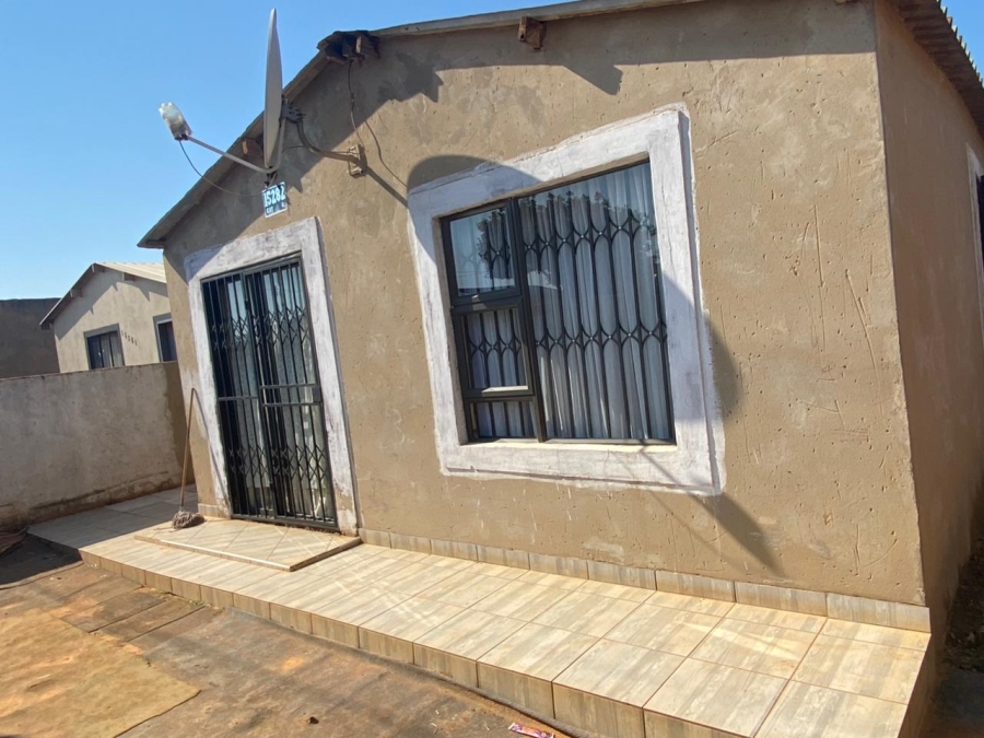 5 Bedroom Property for Sale in Zonkezizwe Gauteng