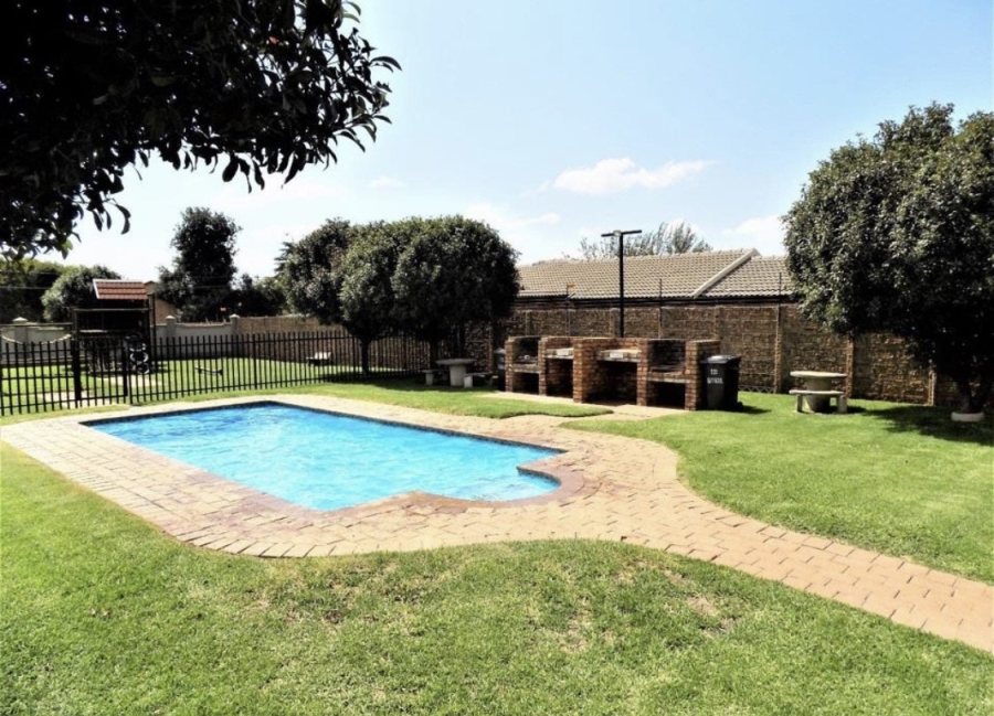 2 Bedroom Property for Sale in Florida Glen Gauteng