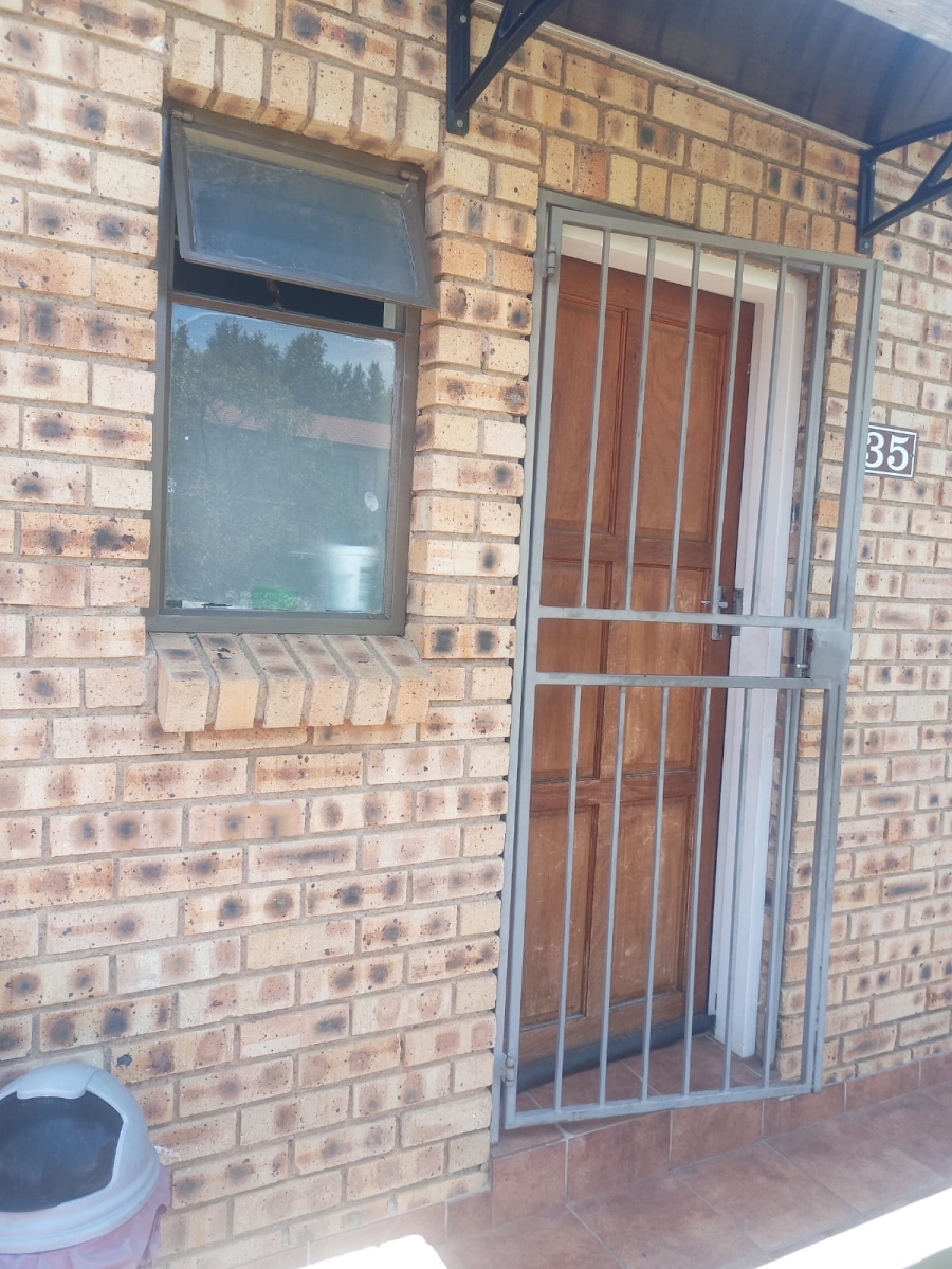 To Let 2 Bedroom Property for Rent in Honeydew Grove Gauteng
