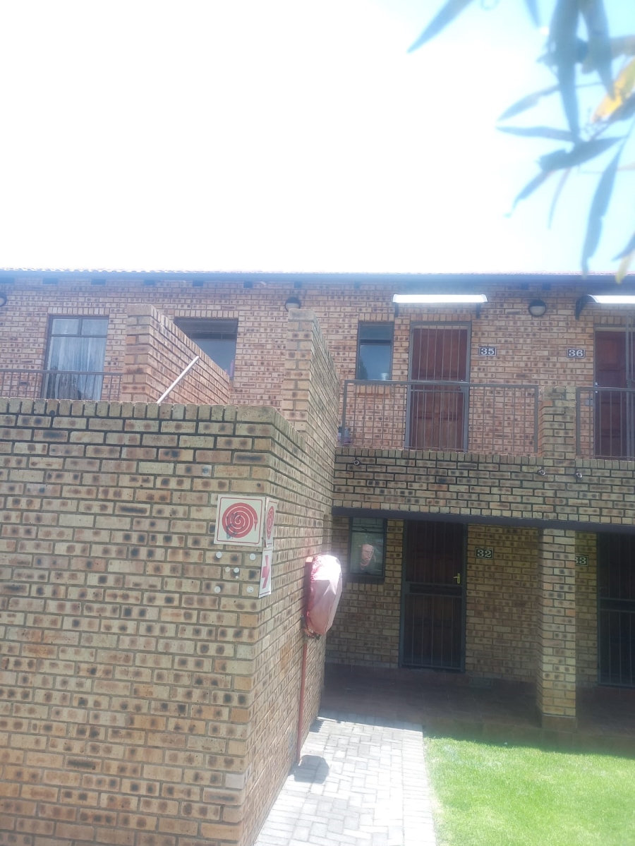 To Let 2 Bedroom Property for Rent in Honeydew Grove Gauteng