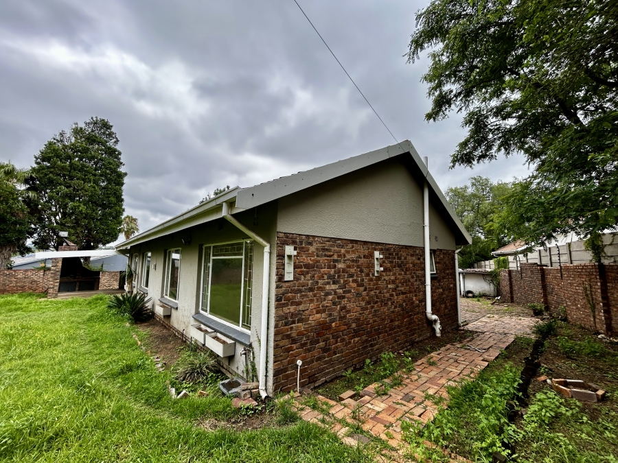 To Let 3 Bedroom Property for Rent in Vorna Valley Gauteng