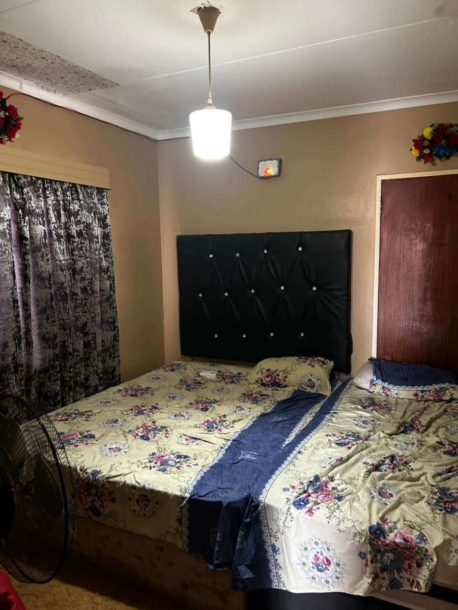 6 Bedroom Property for Sale in Azaadville Gauteng
