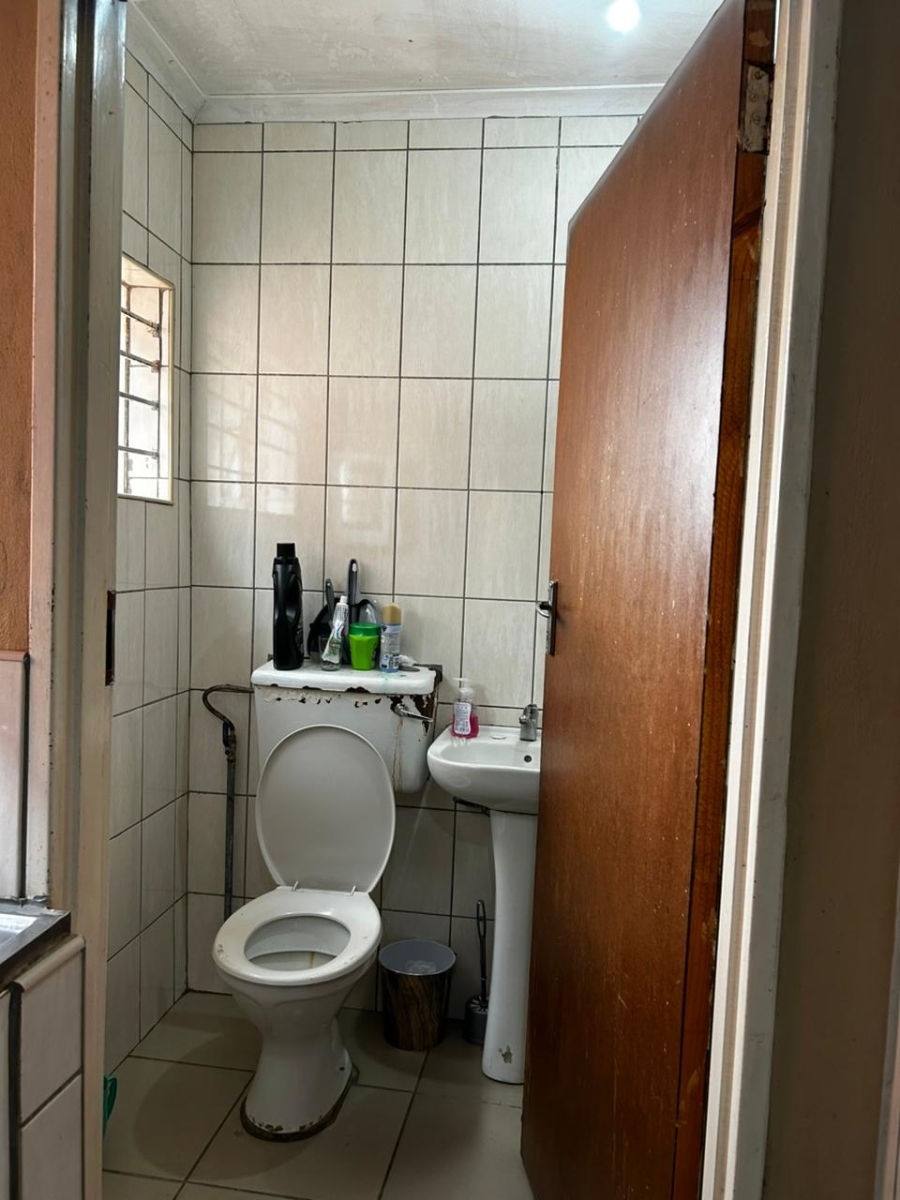 6 Bedroom Property for Sale in Azaadville Gauteng