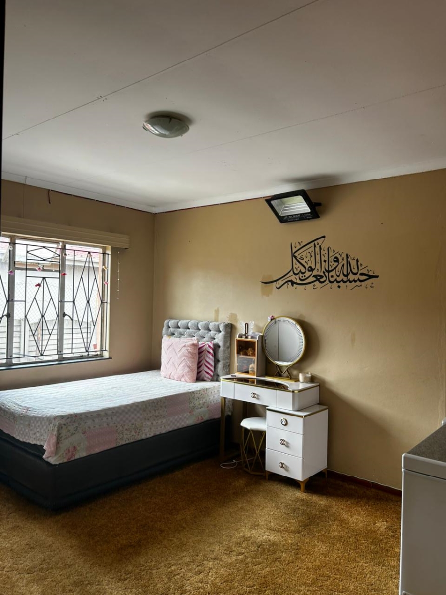 6 Bedroom Property for Sale in Azaadville Gauteng