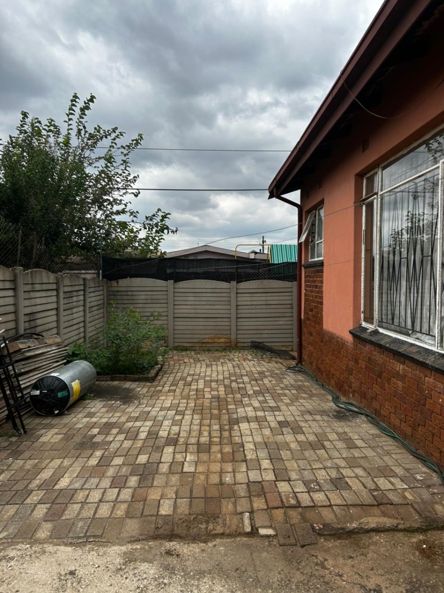 6 Bedroom Property for Sale in Azaadville Gauteng